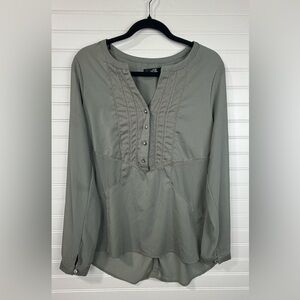 BKE Boutique women’s sage green high low long sleeve blouse. Size M.
